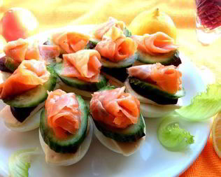 Рыбное канапе на маринованных яйцах