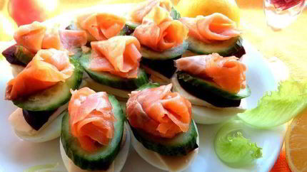 Рыбное канапе на маринованных яйцах
