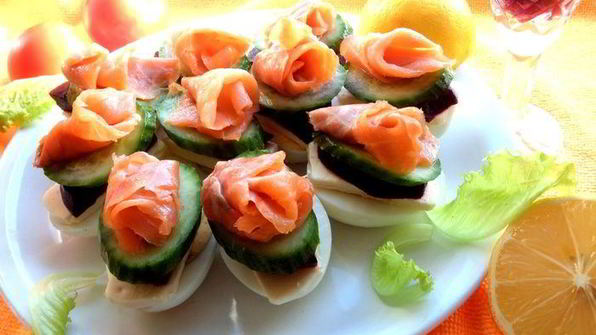 рыбное канапе на маринованных яйцах