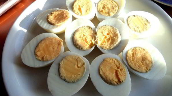 рыбное канапе на маринованных яйцах