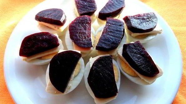 рыбное канапе на маринованных яйцах