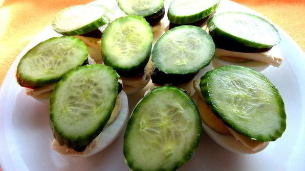 рыбное канапе на маринованных яйцах