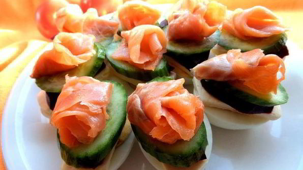 рыбное канапе на маринованных яйцах
