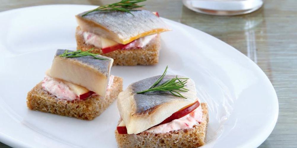 Рецепт закуски из норвежской сельди под клюквенным соусом и канапе с сельдью