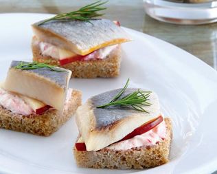 Закуска из норвежской сельди под клюквенным соусом и канапе с сельдью