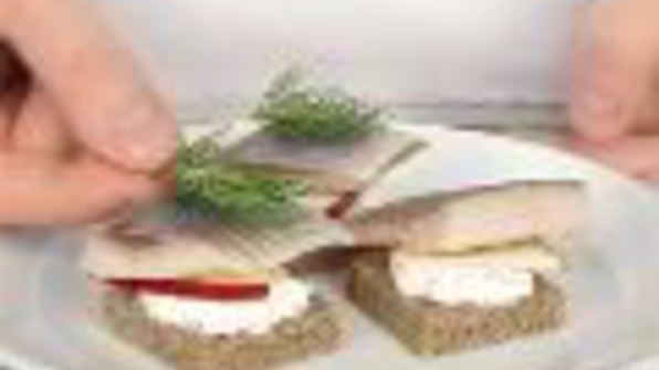 закуска из норвежской сельди под клюквенным соусом и канапе с сельдью