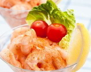 Коктейль из креветок, томатов и оливок