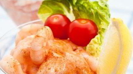 Коктейль из креветок, томатов и оливок