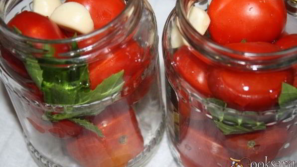 медовые маринованные помидоры с базиликом на зиму