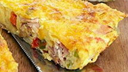 Багровый омлет с тремя видами колбас и шпинатом