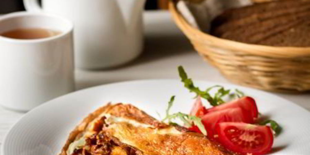 Рецепт деревенского омлета с лисичками и луком