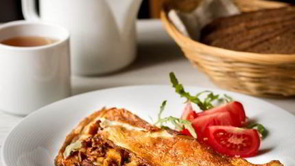 Деревенский омлет с лисичками и луком