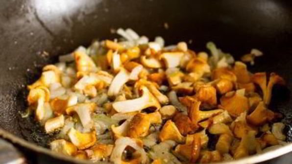 деревенский омлет с лисичками и луком