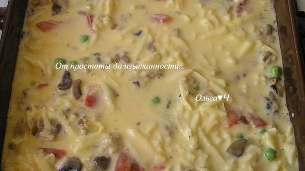фриттата с курицей, грибами и зеленым горошком