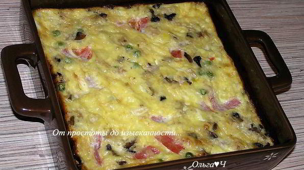 фриттата с курицей, грибами и зеленым горошком
