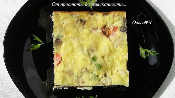 фриттата с курицей, грибами и зеленым горошком
