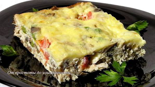 фриттата с курицей, грибами и зеленым горошком