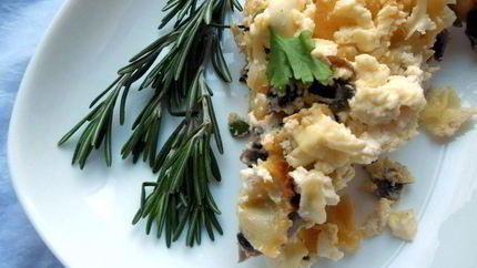 Фриттата с пастой, шампиньонами и фетой