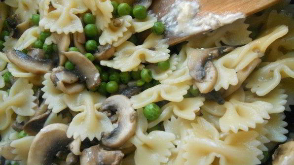 фриттата с пастой, шампиньонами и фетой