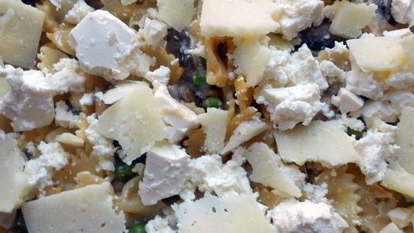 фриттата с пастой, шампиньонами и фетой