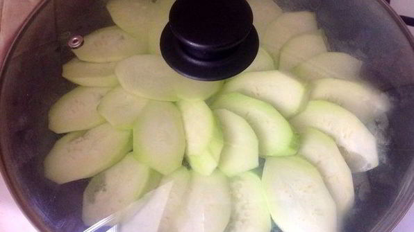 нежный омлет с кабачками на сковороде