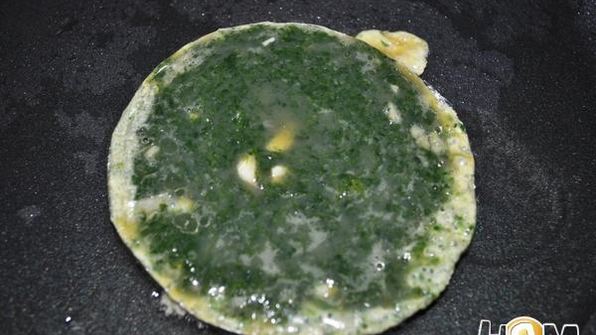 омлет из перепелиных яиц со шпинатом на лепешке