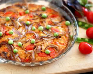 Омлет с чоризо, овсяным молоком, помидорами черри и зеленым горошком