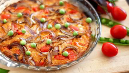 Омлет с чоризо, овсяным молоком, помидорами черри и зеленым горошком