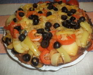 Омлет с фаршем, картофелем, болгарским перцем и маслинами