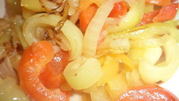 омлет с фаршем, картофелем, болгарским перцем и маслинами