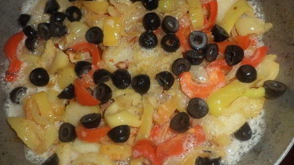 омлет с фаршем, картофелем, болгарским перцем и маслинами