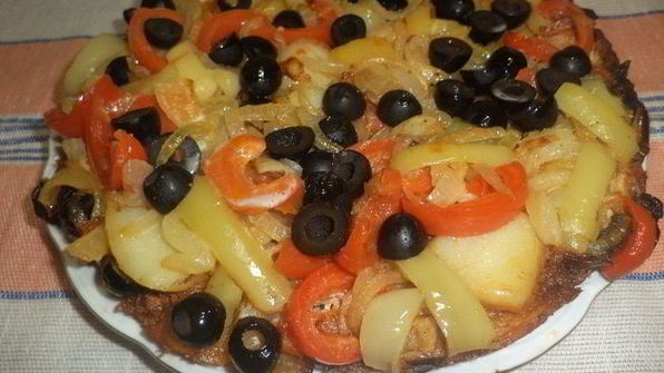 омлет с фаршем, картофелем, болгарским перцем и маслинами