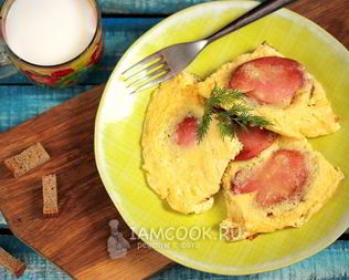 Омлет с колбасой на сковороде