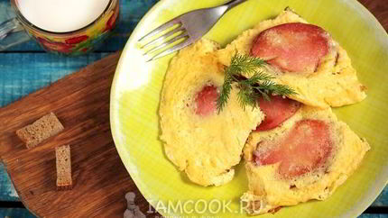 Омлет с колбасой на сковороде