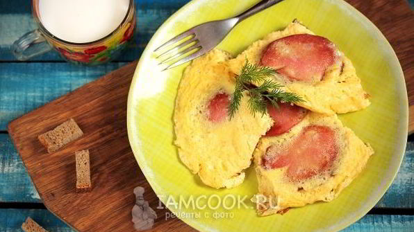 омлет с колбасой на сковороде