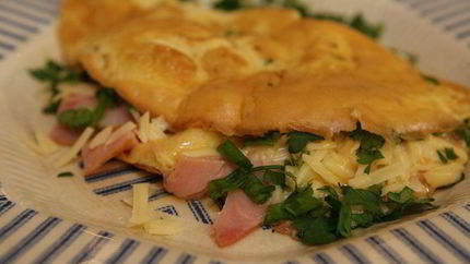 Омлет с копченой ветчиной, сыром и свежей зеленью