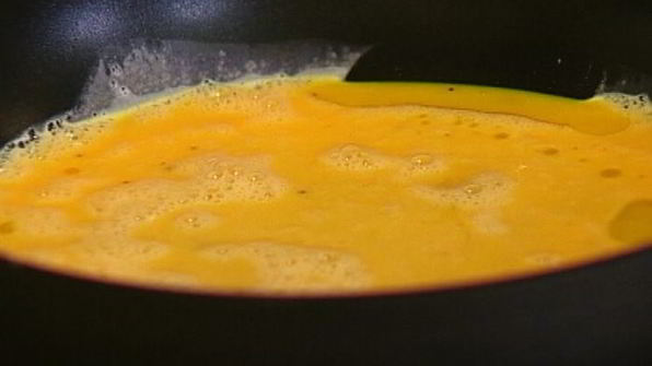 омлет с копченой ветчиной, сыром и свежей зеленью