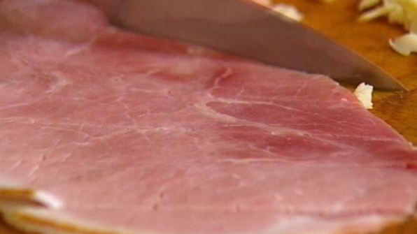 омлет с копченой ветчиной, сыром и свежей зеленью