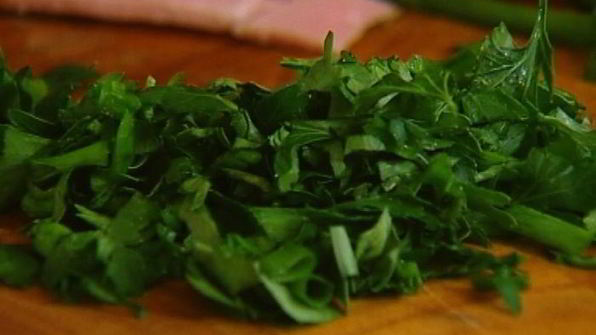 омлет с копченой ветчиной, сыром и свежей зеленью