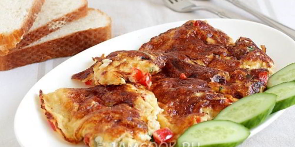 Рецепт омлета с помидорами, сыром и зеленью