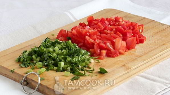 омлет с помидорами, сыром и зеленью