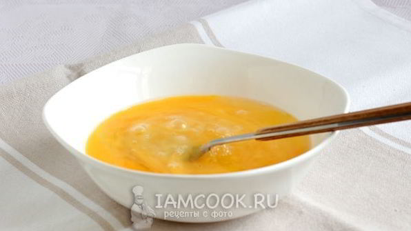 омлет с помидорами, сыром и зеленью