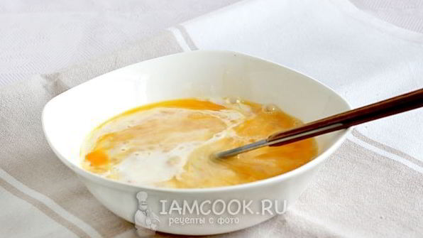 омлет с помидорами, сыром и зеленью