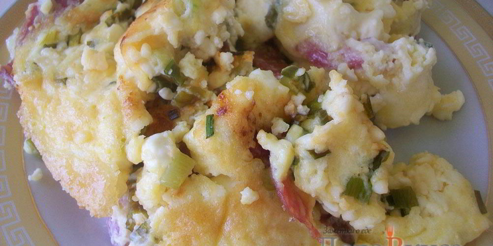 Рецепт омлета с творогом, колбасой , зеленью и сыром
