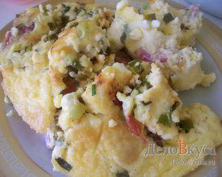 Омлет с творогом, колбасой , зеленью и сыром