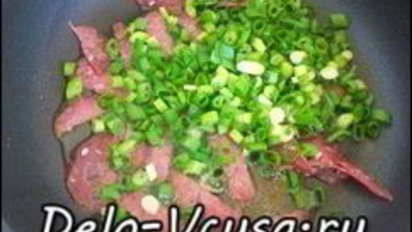 омлет с творогом, колбасой , зеленью и сыром