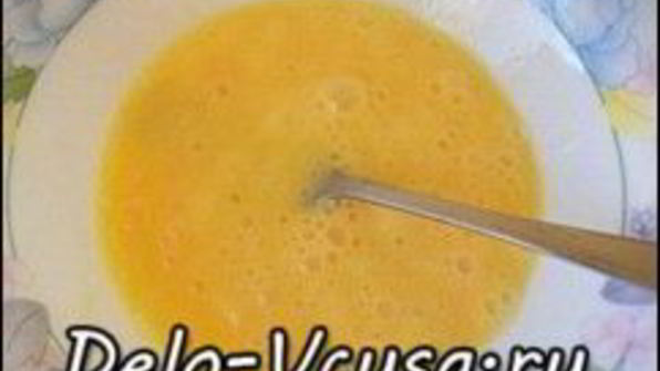 омлет с творогом, колбасой , зеленью и сыром