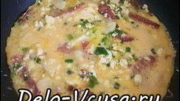 омлет с творогом, колбасой , зеленью и сыром