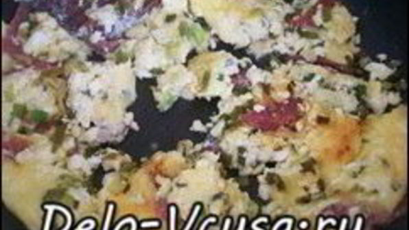 омлет с творогом, колбасой , зеленью и сыром