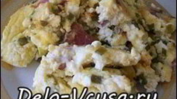 омлет с творогом, колбасой , зеленью и сыром